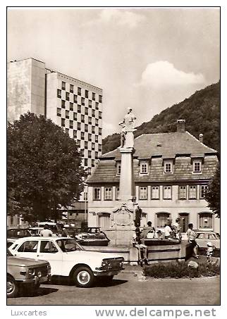 SUHL . WAFFENSCHMIEDBRUNNEN AM MARKT. - Suhl