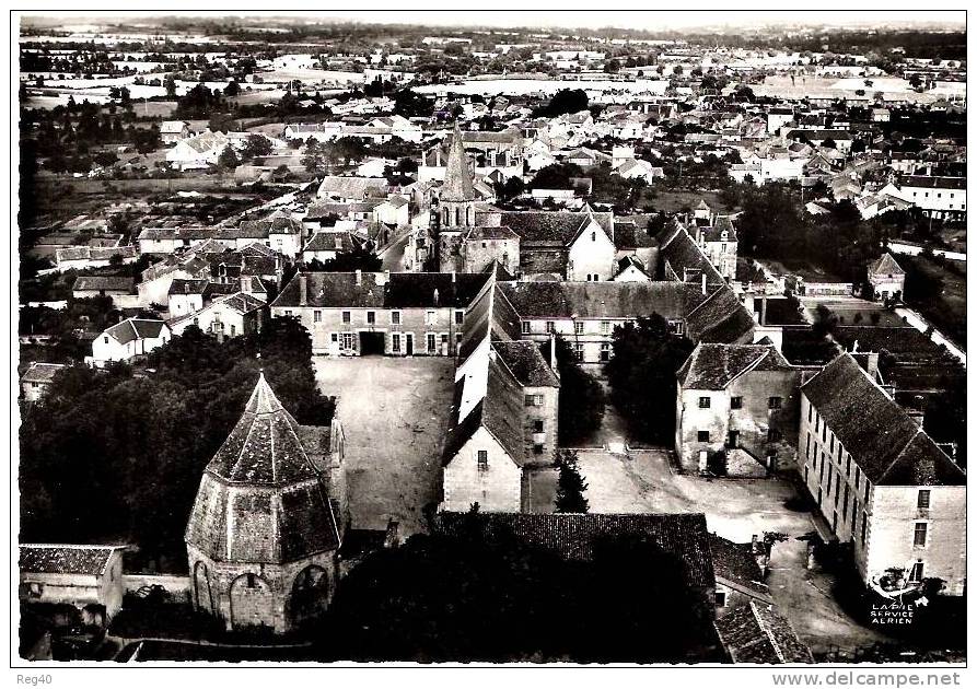 D86 - EN AVION AU DESSUS DE....   MONTMORILLON  -  Le Petit Séminaire Et L'Octogone  - (GF) - Montmorillon