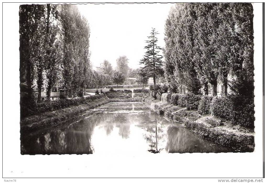 78 CPSM Dentelée CARRIERES SUR SEINE  Vue Du Parc  N°AC4 - Carrières-sur-Seine