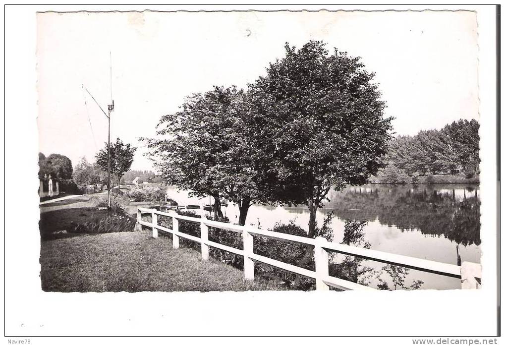 78 CPSM Dentelée CARRIERES SUR SEINE  Antenne Au Bord De La Seine - Carrières-sur-Seine