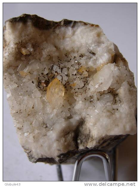 QUARTZ DIAMANT Coloré Par Oxyde De Fer  SUR CALCITE 4 X 4,5 Cm LARAGNE 05 - Mineralien
