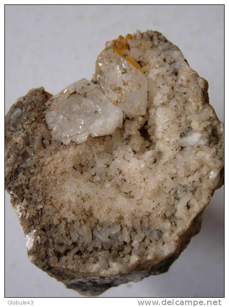 2 QUARTZ DE CRIST DIFFERENTES SUR CALCITE 5 X 5 X 5,5 Cm   LARAGNE 05 - Minerali
