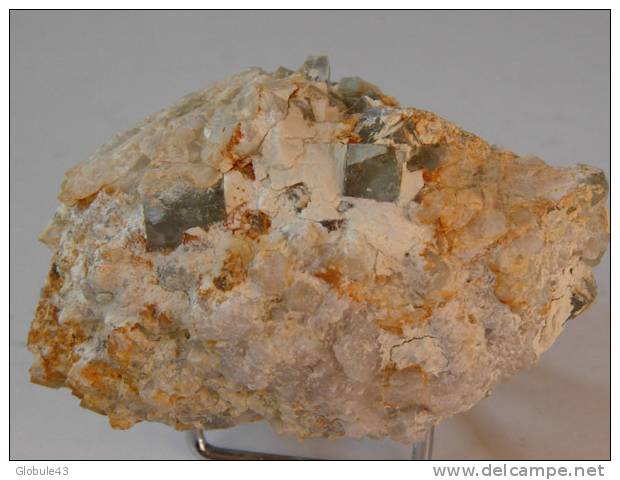 FLUORINE VERTE (5 Et 9 Mm) Sur QUARTZ ET ARGILE BLANCHE 7 X 4,5 Cm MARSANGES - Mineralen