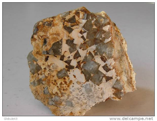 FLUORINE VERTE CRIST SUR QUARTZ  6 X 5 CM   MARSANGES - Mineralen