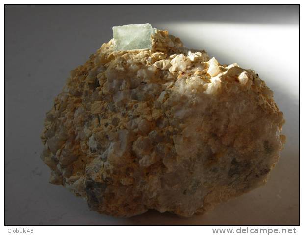 CUBE DE 9mm SUR QUARTZ BLANC CRIST 6,5 X 4,5 Cm  MARSANGES - Minerals
