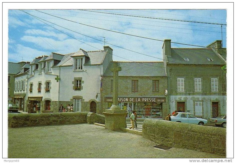 CPM De Lilia Plouguerneau   La Place De L Eglise Et La Maison De La Presse - Plouguerneau