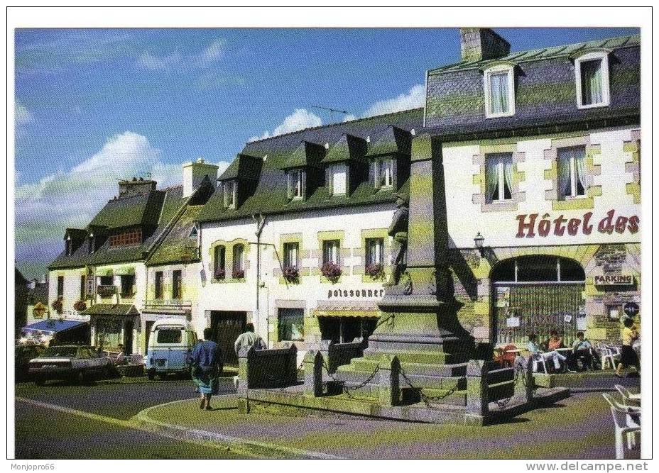 CPM De Plestin Les Grèves   Place De La Mairie Et Le Monument Aux Morts - Plestin-les-Greves