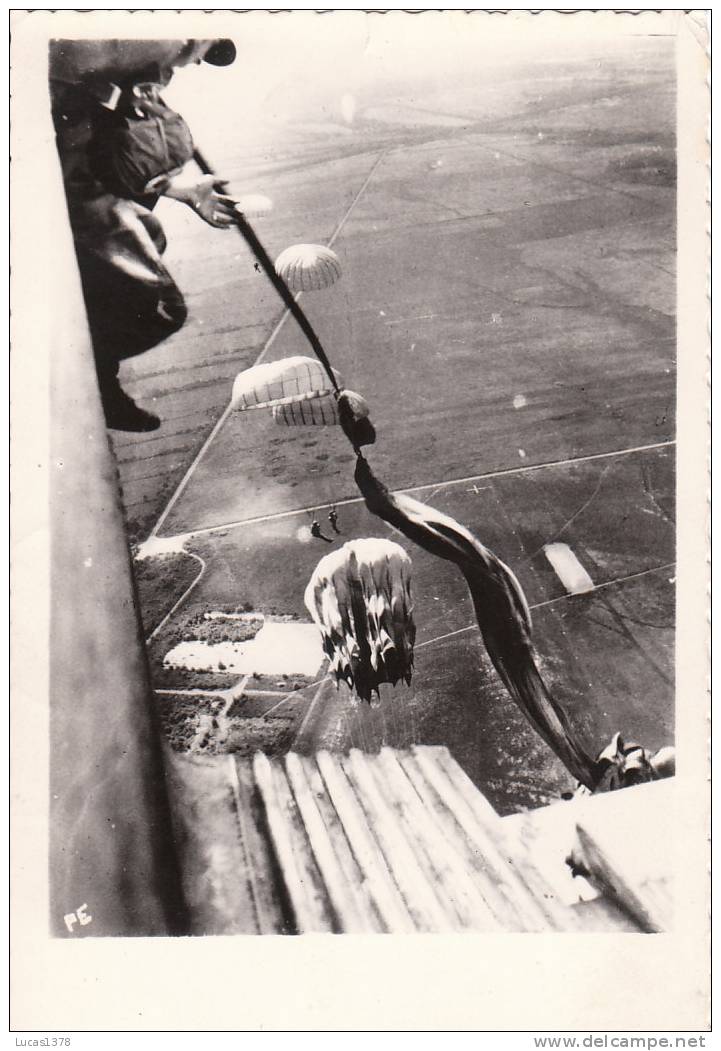 TRES JOLIE CARTE PHOTO DE SAUT AVEC COMMENTAIRE D UN PARA AU DOS QUI "EN BAVE" - Parachutting