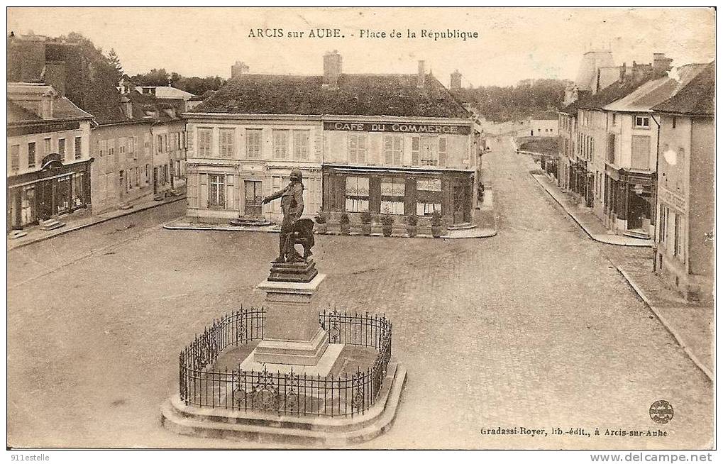 10  Arcis Sur Aube -  Place De La République (état Moyen ) - Arcis Sur Aube