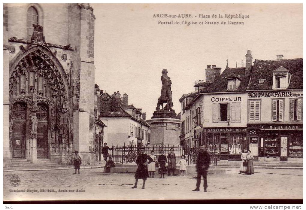 10 --- Arcis - Sur - Aube --- Place De La Republique --- Portail De L'Eglise Et Statue De Danton - Arcis Sur Aube