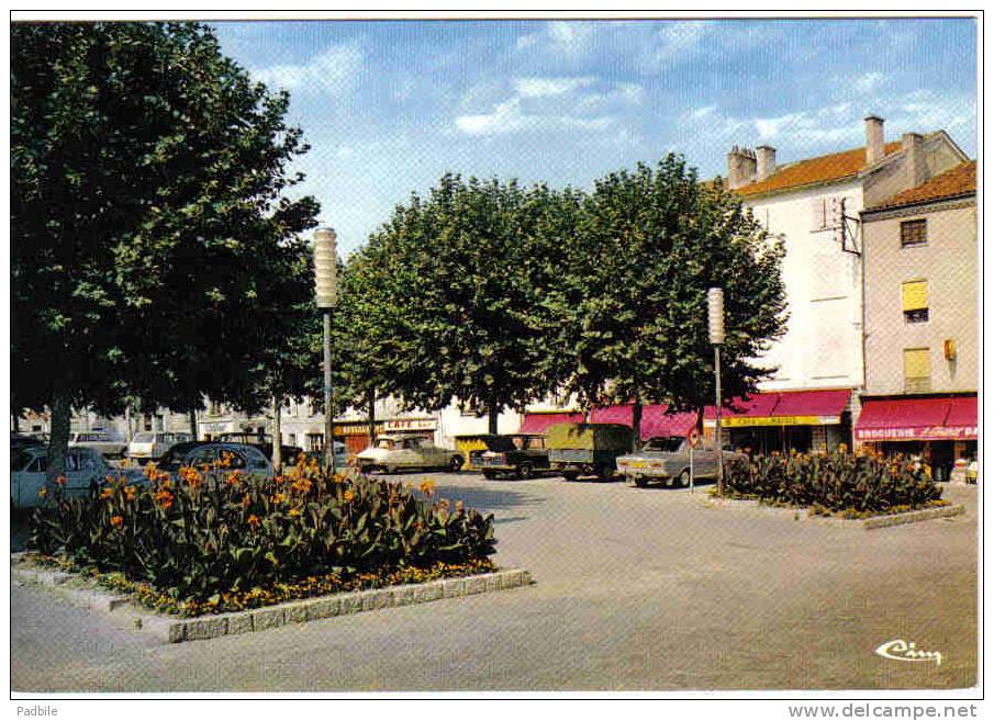 Carte Postale  42.  Montbrison La Place  DS Citroën Trés Beau Plan - Montbrison