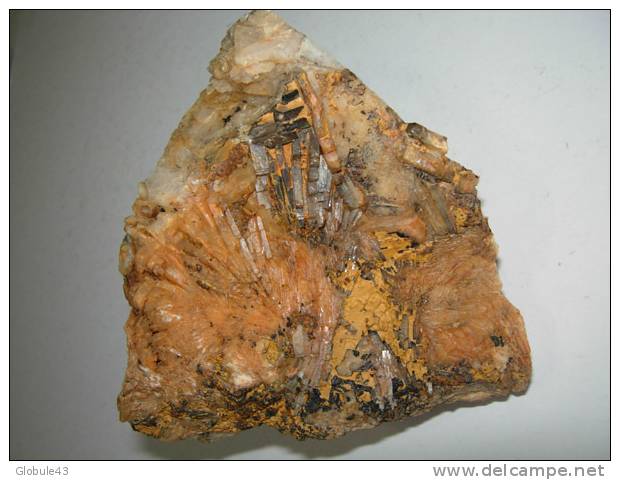 BARYTINE CRIST 11 X 10 CM   AUROUZE  43  AUVERGNE (possible Coronadite) - Minéraux