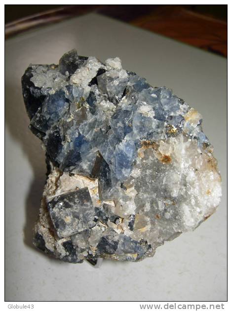 FLUORINE BLEUE AVEC BARYTINE QUARTZ CHALCOPYRITE ET GALENE 9 X 8 Cm MARSANGES - Minerals