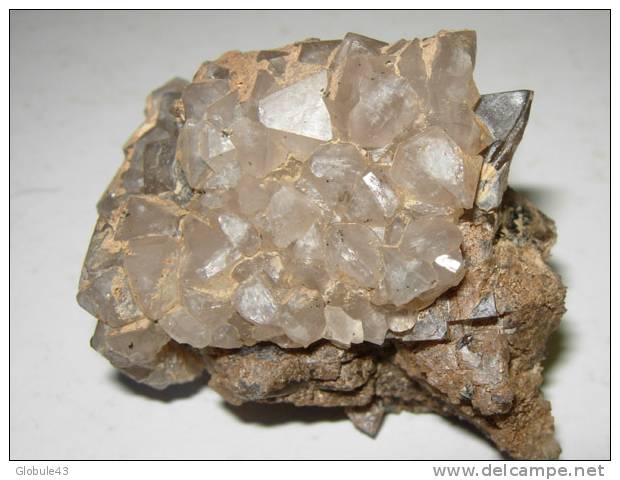 CUBE DE FLUORINE 4 X 2,5 Cm RECOUVERT DE QUARTZ (pièce 5 X3,5 Cm)  JOSAT - Minerales