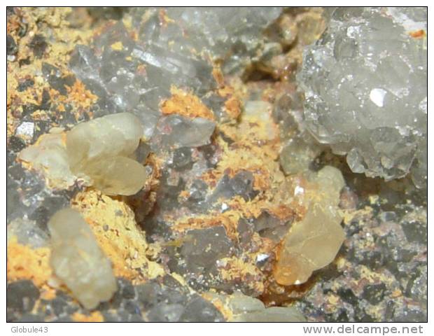 QUARTZ GEODIQUE CRISTALISE AVEC PETITES BARYTINES JAUNES 15 X 7 X 7 Cm MARSANGES - Mineralien