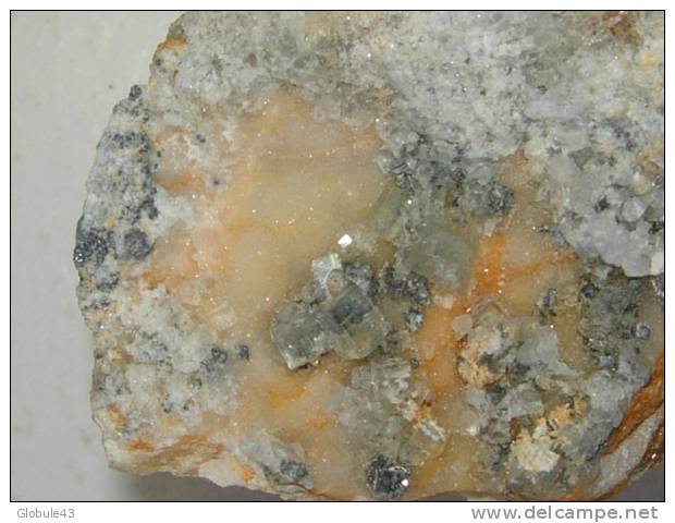 FLUORINE INCOLORE AVEC BLENDE SUR QUARTZ (détail 5 X 3,5 Cm) Sur Bloc 7 X 6 X 9cm MARSANGES - Minerales