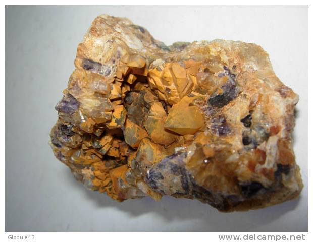 GEODE DE QUARTZ 6 X 4,5 Cm Avec Quartz Crist Bizzare Dans Fluorine Violette ALLEGRE AUVERGNE - Mineralien