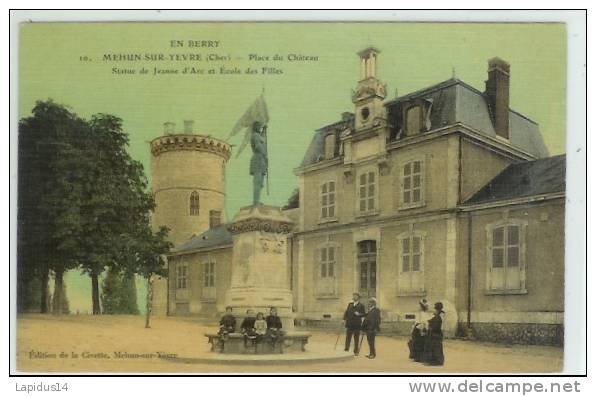 G 692 / CPA   MEHEN SUR YEVRE  (18)   PLACE DU CHATEAU STATUE JEANNE D' ARC ET ECOLE DES FILLES - Mehun-sur-Yèvre