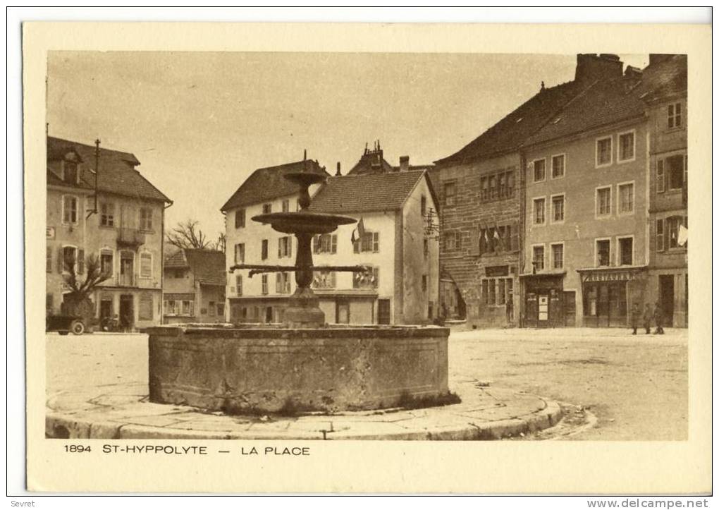 ST-HIPPOLYTE. - La Place.- La Fontaine 1er Plan. Le Restaurant - Saint Hippolyte