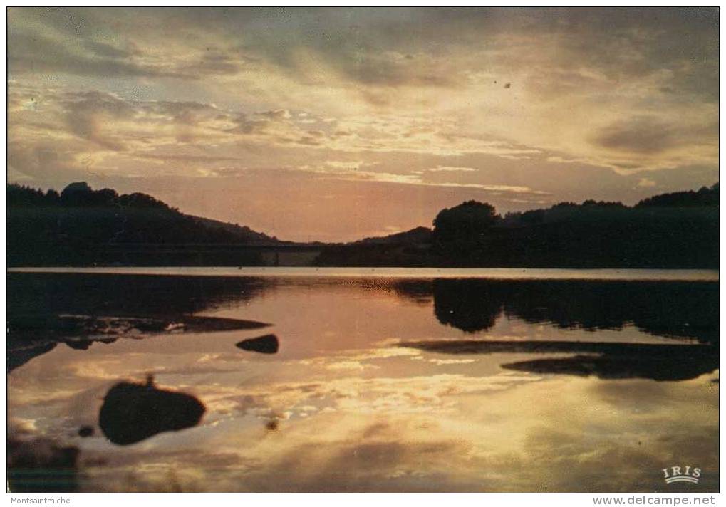 Limousin: ´Le Ciel Comme Un Lac D´or Pâle, S´évanouit.´ Coucher De Soleil. - Limousin