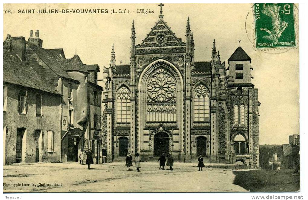 CPA...DE ST JULIEN DE VOUVANTES...ANIMEE...SUPERBE EGLISE... - Saint Julien De Vouvantes