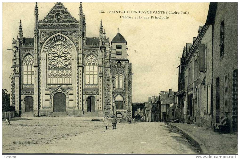 CPA...DE ST JULIEN DE VOUVANTES...ANIMEE...SUPERBE EGLISE...FACADE PRINCIPALE...ET RUE PRINCIPALE.. - Saint Julien De Vouvantes