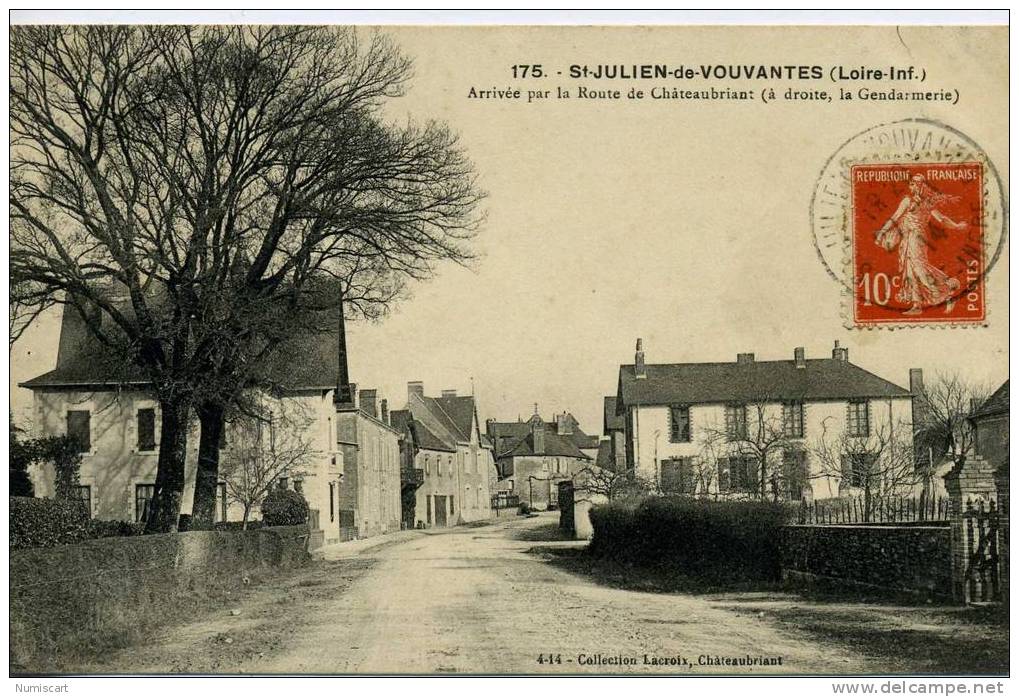 CPA...DE ST JULIEN DE VOUVANTES...ENTREE DU VILLAGE PAR LA ROUTE DE CHATEAUBRIANT...GENDARMERIE A DROITE... - Saint Julien De Vouvantes