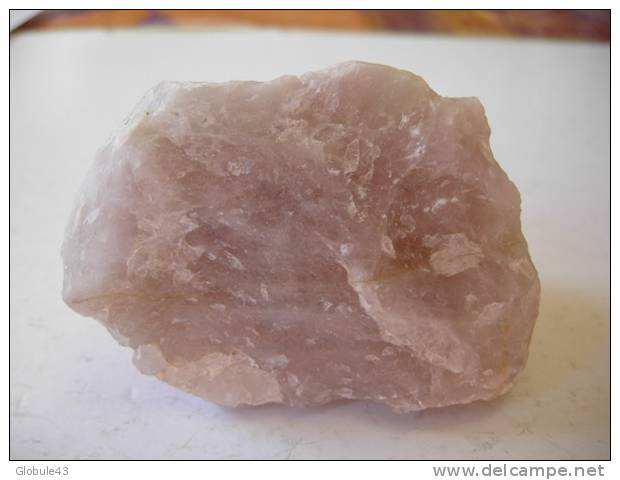 QUARTZ ROSE  7 X 5,5 Cm   PEGMATITE  De SAINT CHELY 48 - Mineralien