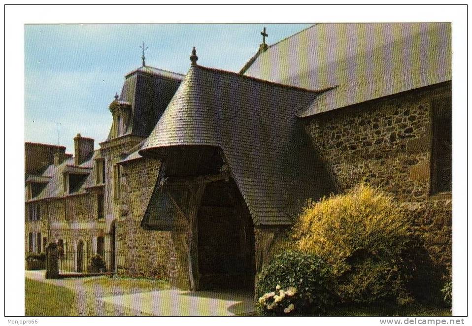 CPM De Lamballe   Le Porche De L Eglise Saint Martin - Lamballe