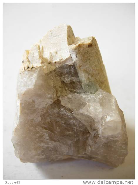 BERYL PIERREUX LEGER JAUNE AVEC LA BASE GEMME (long 2 Cm)    LA CHAISE DIEU  AUVERGNE - Mineralen