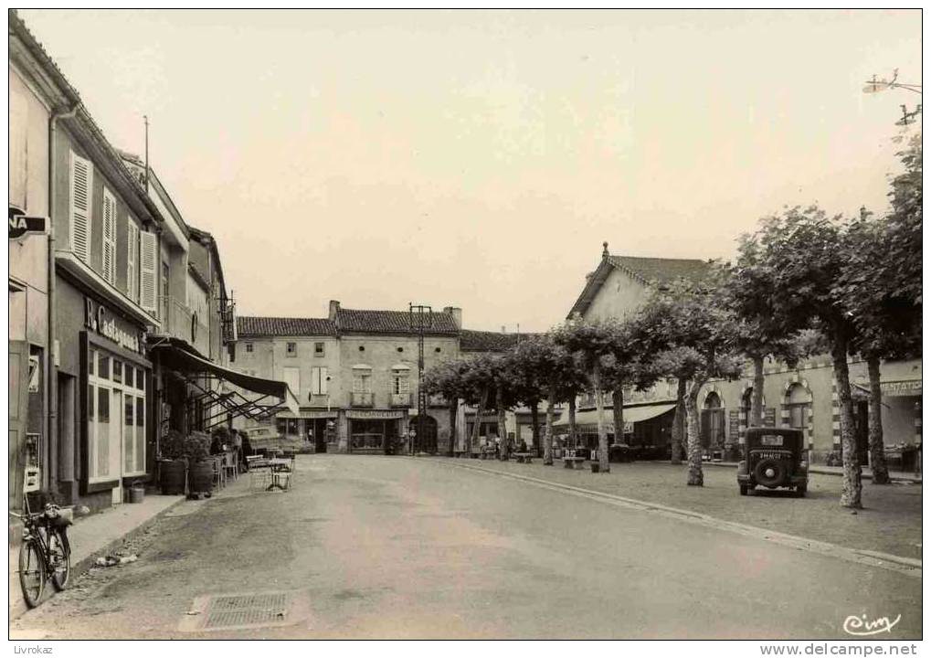 Gers, Nogaro : La Place Jeanne D'Arc - Nogaro