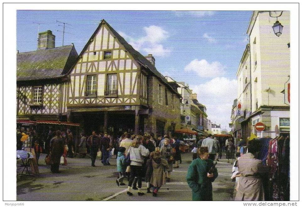 CPM De La Guerche De Bretagne   Place De La Mairie Un Jour De Marché - La Guerche-de-Bretagne