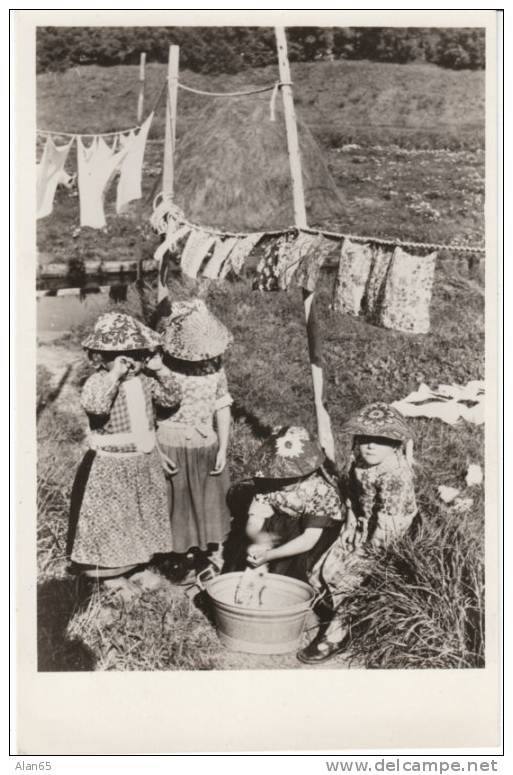 Marken Holland, Waschdag Wash Day Laundry Children Costume Fashion On Real Photo Vintage Postcard - Marken