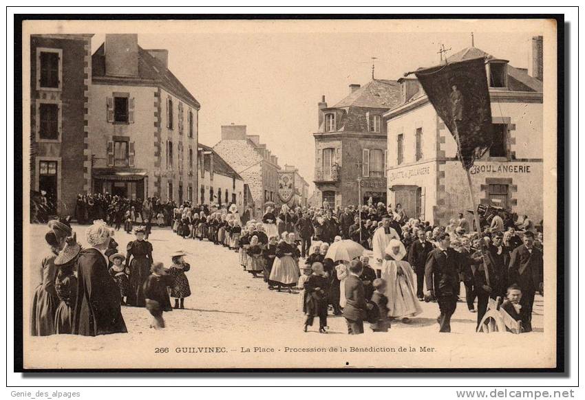 29 GUILVINEC, La Place, Procession Bénédiction De La Mer, Belle Animation, étendards, -266- Dos 1900 Vierge, Bon état - Guilvinec