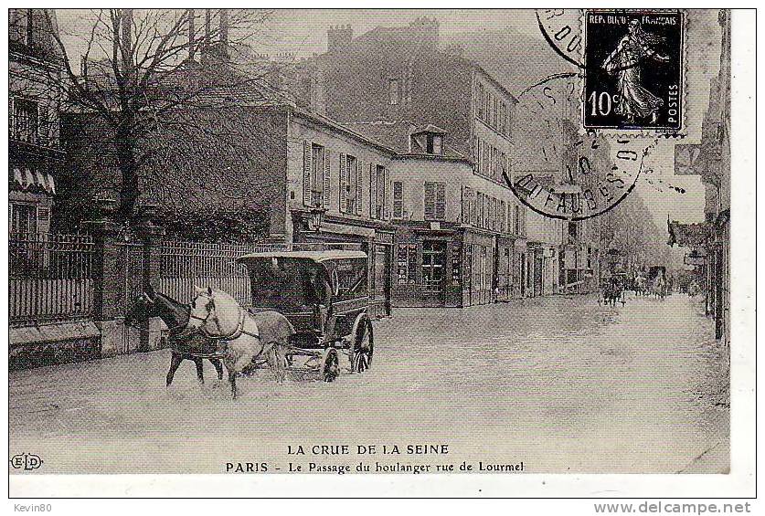 La Crue De La Seine Paris Le Passage Du Boulanger Rue De Lourmel Cpa Animée (réédition) - Inwijdingen