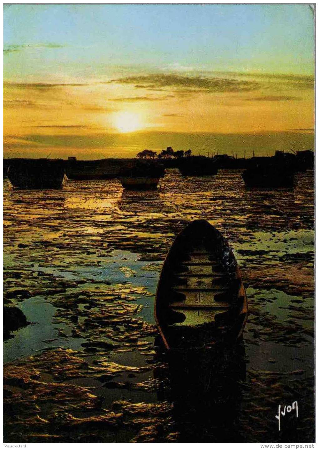 CPSM.   COUCHER DE SOLEIL SUR LA MER. AVEC BARQUE. - Contre La Lumière