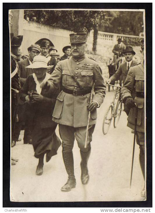 UNIQUE VIEILLE PHOTO "  LE MARECHAL FOCH En ITALIE !! 17 X 12 Cm ( Vrai Photo De Presse ) - Célébrités