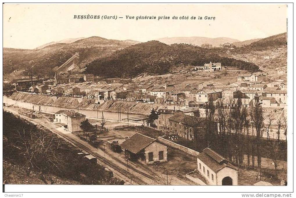 30 -  BESSEGES  - Vue Générale Prise Du Côté De La Gare  -  Au Fond Les Mines - Bessèges