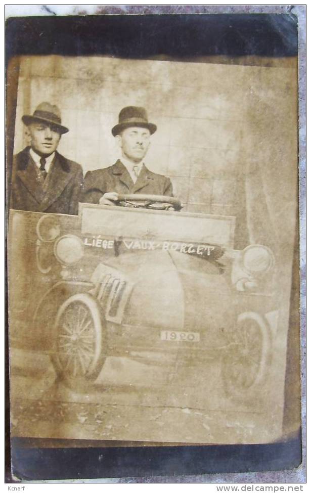 CP Photo De Deux Hommes Derrinère Un Carton Avec Une Vieille Auto De LIEGE / VAUX-BORSET . - Villers-le-Bouillet