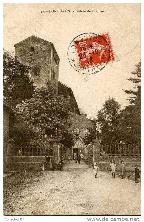 54 - MEURTHE Et MOSELLE - LONGUYON - ENTREE De L'EGLISE - FEMME à La FONTAINE - Edit. A. PARISSE N° 32 - Longuyon