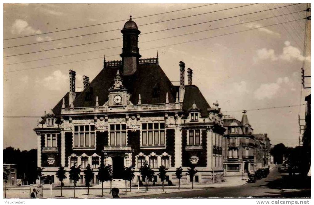 CPA.  ANIMEE.RETHEL. L'HOTEL DE VILLE RECONSTRUITE APRES 1918. ANNEE 40. DENTELLEE. - Rethel