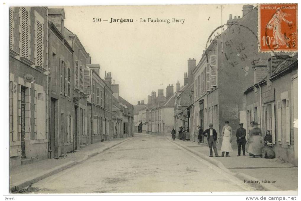 JARGEAU -- Le Faubourg Berry. Belle Animation - Jargeau