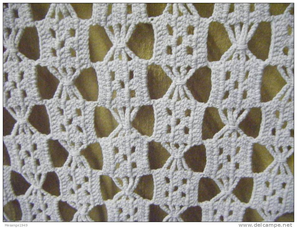 Centre De Table  60 X130 Au Crochet           - - Dentelles Et Tissus