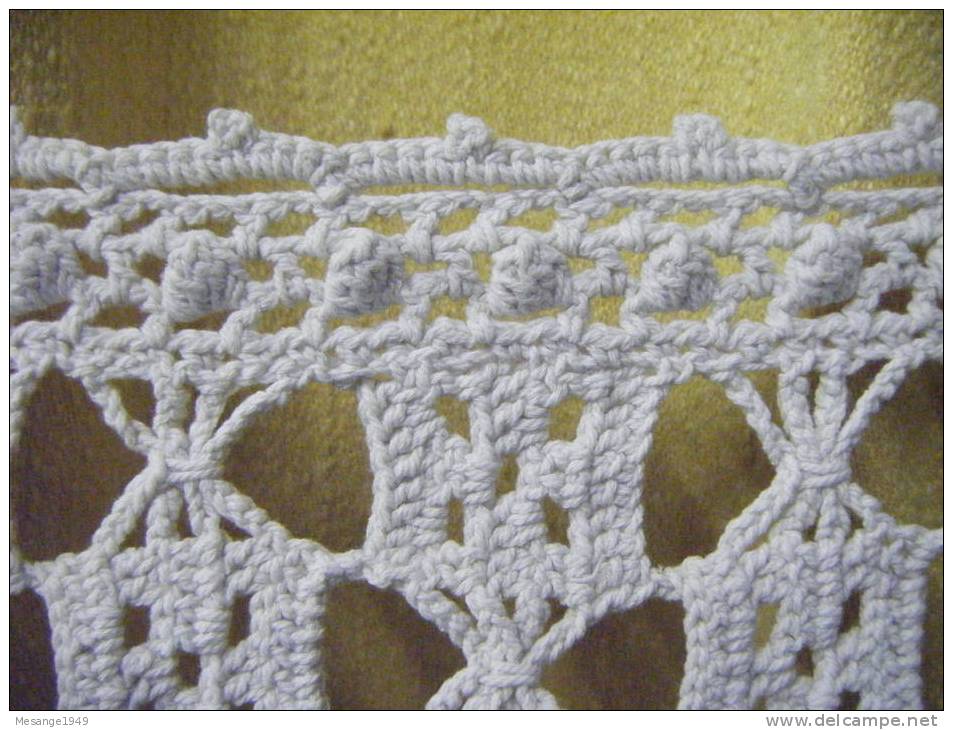 Centre De Table  60 X130 Au Crochet           - - Dentelles Et Tissus