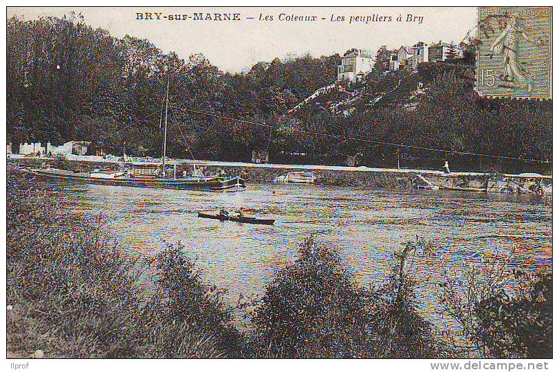 Chiatta Da Trasporto E Canoa , Bry Sur La Marne, Francia - Péniches