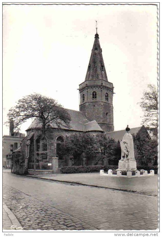 Carte Postale 62. Marquise  Quartier De L'église Et Le Monument Aux Morts Trés Beau Plan - Marquise