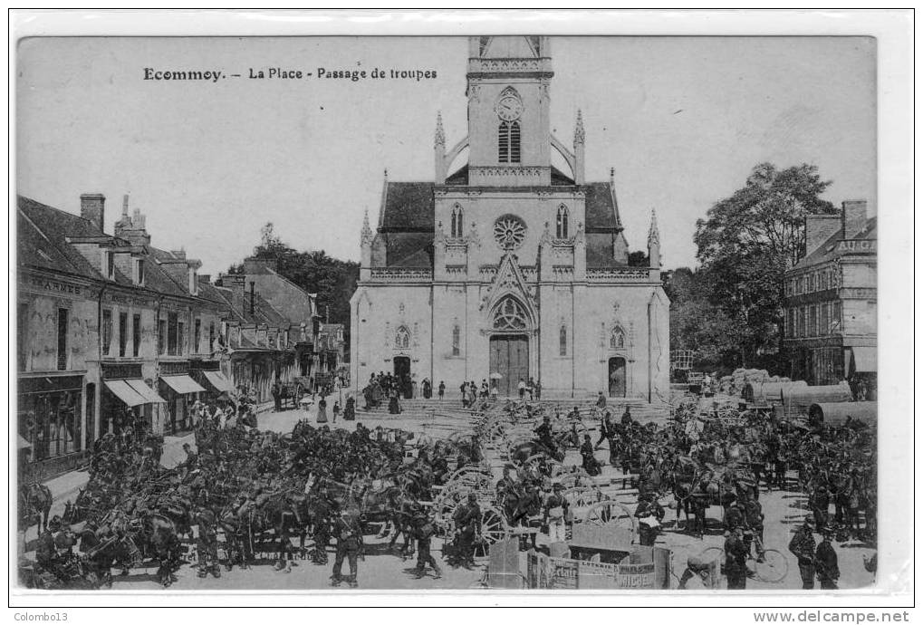 72 ECOMMOY LA PLACE PASSAGE DE TROUPES  TRES ANIMEE - Ecommoy