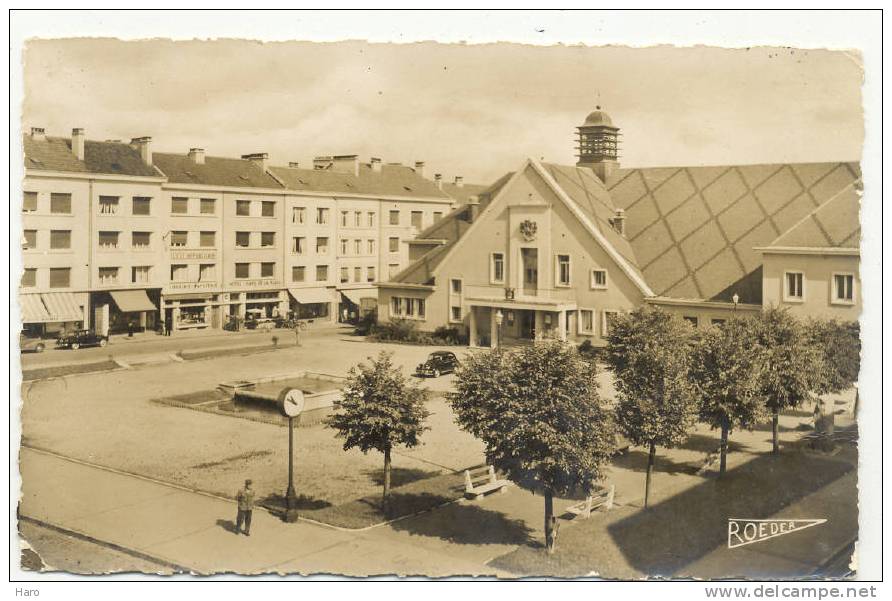 CHARMES - Place Henri-Breton Et L'Hôtel De Ville   (1354) - Charmes