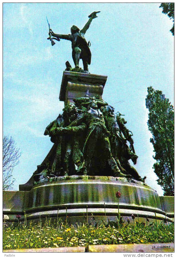 Carte Postale 59. Maubeuge   Statue Tambour Sthrau  Trés Beau Plan - Maubeuge