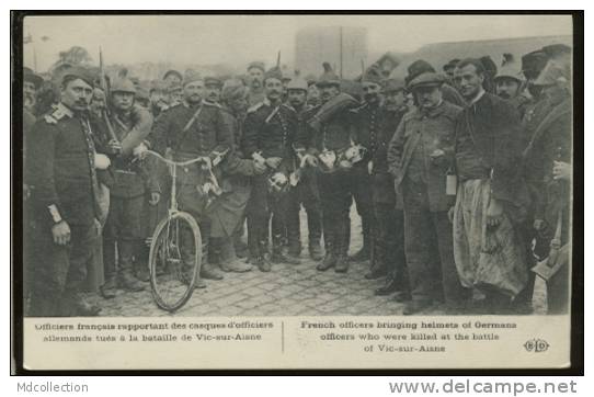 02 VIC SUR AISNE Officiers Français Rapportant Des Casques D'officiers Allemands Tués à La Bataille De Vic - Vic Sur Aisne